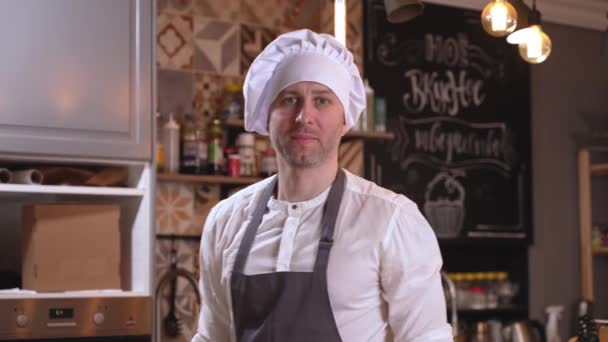 Sonriente cocinero macho feliz con las manos cruzadas en la cocina del restaurante — Vídeos de Stock