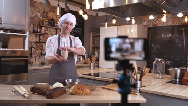 Cocinero masculino preparando comida y vlogging en cocina en línea — Vídeos de Stock