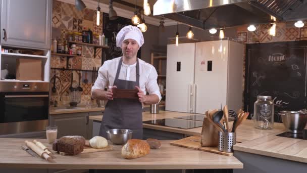 Homme cuisinier préparant la nourriture et vlogging dans la cuisine en ligne — Video