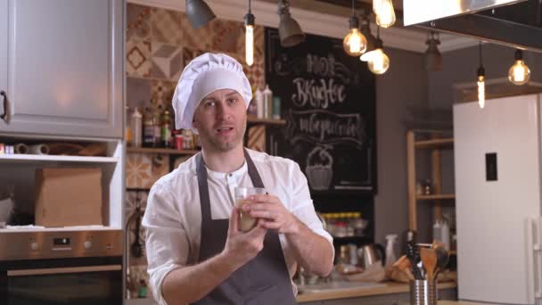 ชายปรุงอาหารเตรียมอาหารและวอลล็อกในครัวออนไลน์ — วีดีโอสต็อก
