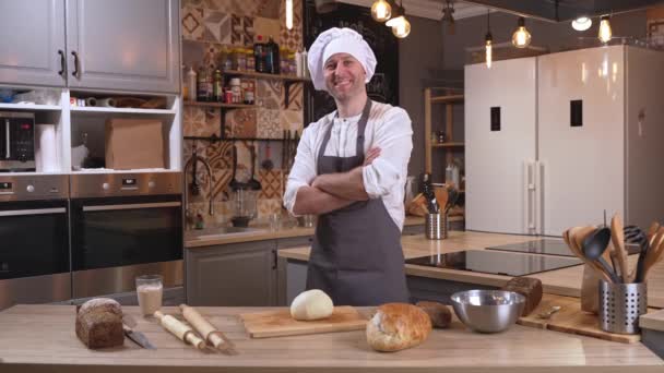 Sonriente cocinero macho feliz con las manos cruzadas en la cocina del restaurante — Vídeos de Stock
