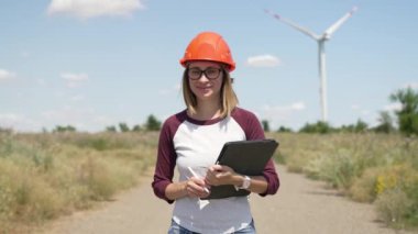 Rüzgar türbininde çalışan kadın mühendis. Elektrik endüstrisi..