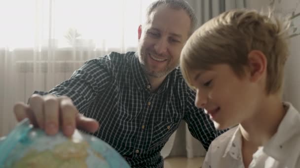 지구를 바라보는 행복 한 아빠와 어린 소년, — 비디오