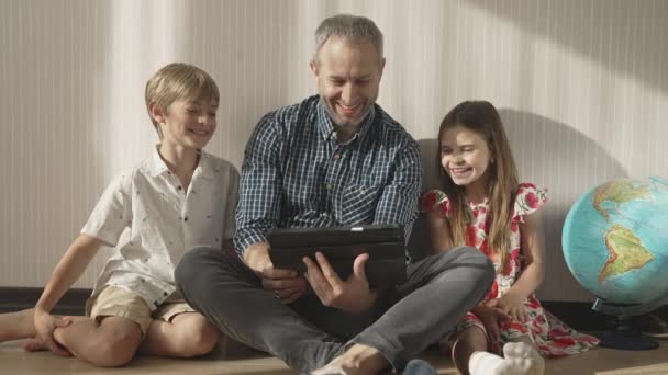 Family watching funny video by tablet. — Stock Video