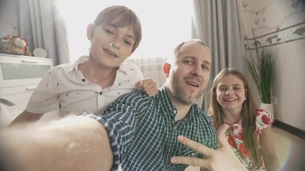 Селфи-портрет семьи из трех улыбающихся и смеющихся перед камерой — стоковое видео