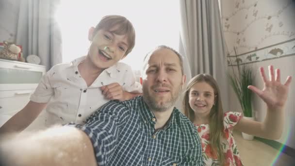 Selfie retrato de família de três sorrindo e rindo para a câmera — Vídeo de Stock