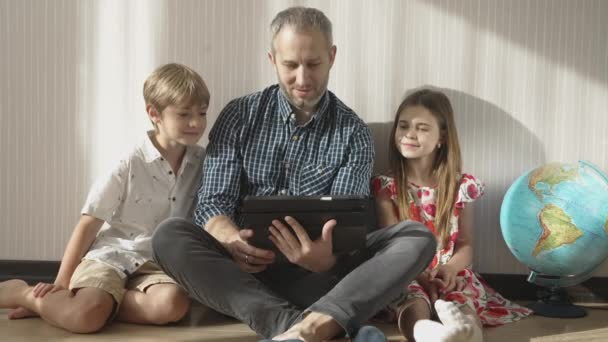 Familia viendo divertido vídeo por tableta. — Vídeos de Stock