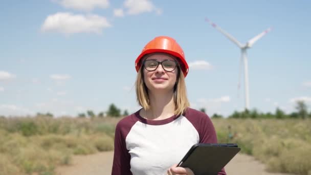 Ingeniera mujer que trabaja en la electricidad de aerogeneradores industrial — Vídeo de stock