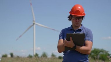 Rüzgar türbininde çalışan insan mühendisi. Elektrik endüstrisi.