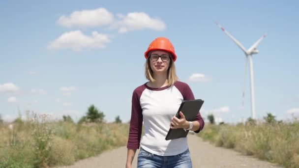 Жінка-інженер, що працює у вітрових турбінах електроенергетики промисловості — стокове відео