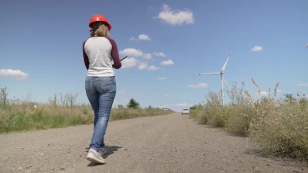 Жінка-інженер, що працює у вітрових турбінах електроенергетики промисловості — стокове відео