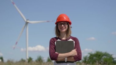 Rüzgar türbininde çalışan kadın mühendis. Elektrik endüstrisi.