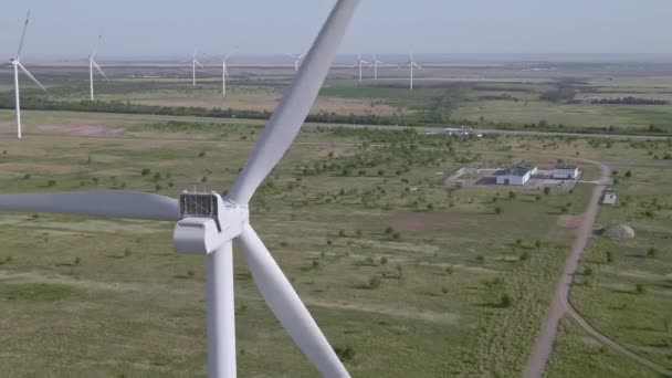 Vista panorámica aérea de la granja ecológica de energía del molino de viento — Vídeos de Stock