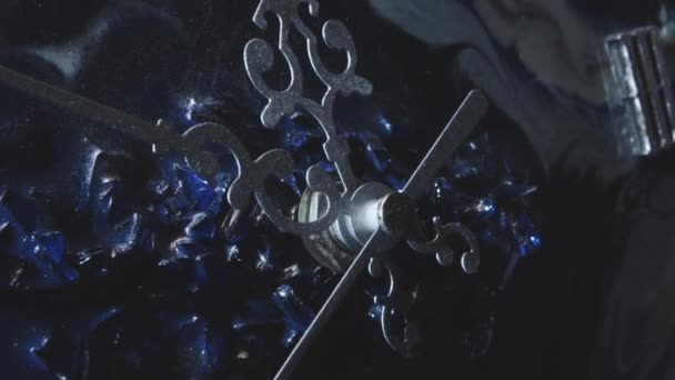 Primer plano de la esfera decorativa del reloj azul. — Vídeo de stock