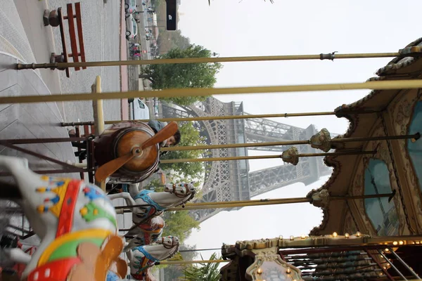 Kind Auf Karussell Paris Mit Eiffelturm — Stockfoto