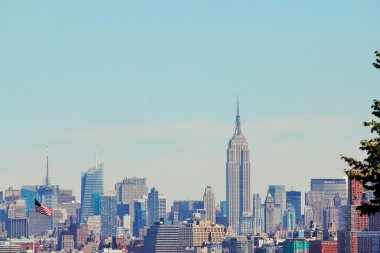 Manhattan siluetinin Amerikan bayrağı ile
