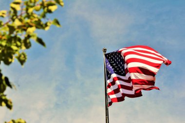 Amerikan bayrağı dalgalanıyor