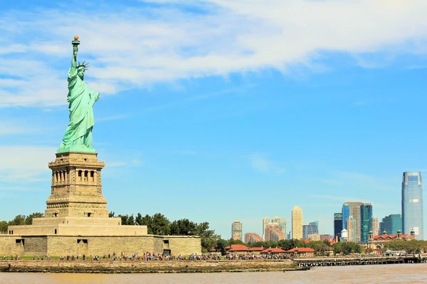 Freiheitsstatue mit Manhattan im Hintergrund — Stockfoto