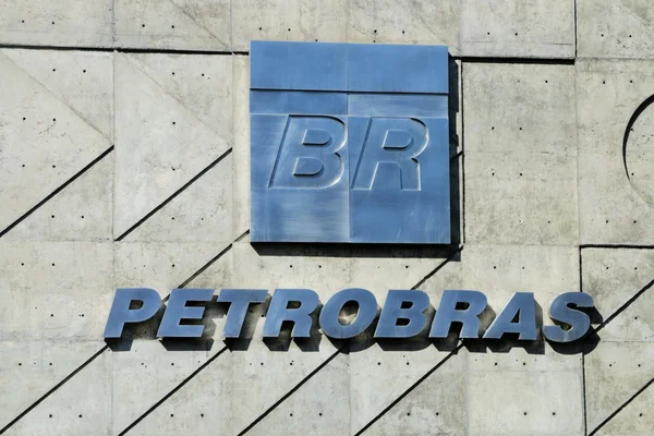 25 березня 2015 - Petrobras (Бразилії державна нафтова компанія) логотип на свій штаб-квартирою в Ріо-де-Жанейро — стокове фото