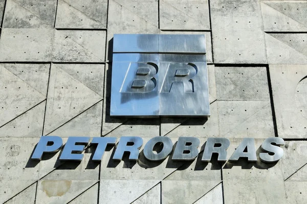 25 de março de 2015 - Logotipo da Petrobras (empresa estatal de petróleo do Brasil) em sua sede no Rio de Janeiro — Fotografia de Stock