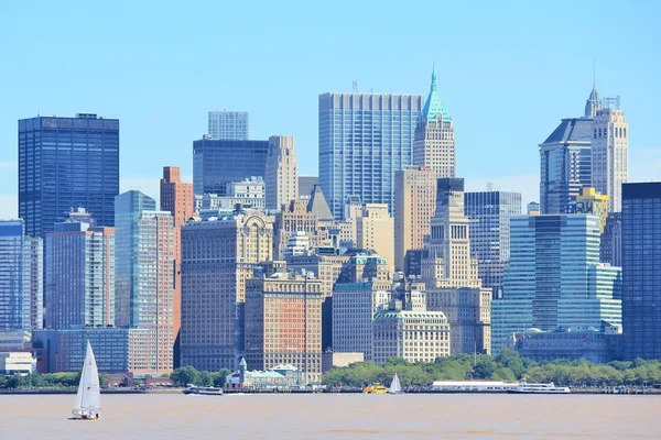 Skyline de Manhattan con un velero — Foto de Stock