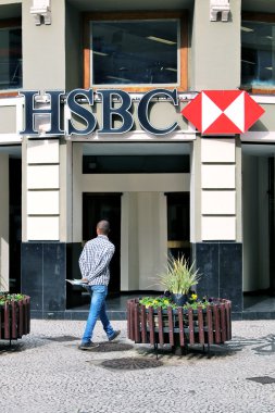 Curitiba, Brezilya - 1 Temmuz 2015 - adam Curitiba Hsbc kurumunda önünde yürüyüş.
