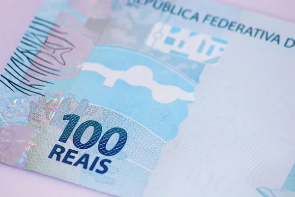 Brezilya para (100 Reali) closeup beyaz bir arka plan üzerinde