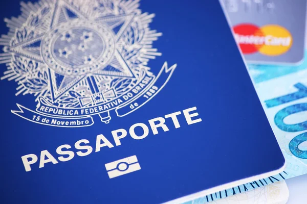 Bir fatura ve bir Mastercard ile Brezilya pasaportu