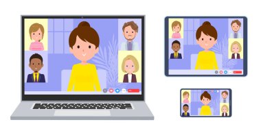 Çevrimiçi toplantı yapan bir grup kadın. Bir dizüstü bilgisayar, tablet ve akıllı telefon seti. Yönlendirmesi çok kolay..