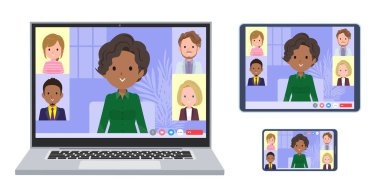 Bir grup siyahi iş kadını çevrimiçi toplantı yapıyor. Bir dizüstü bilgisayar, tablet ve akıllı telefon seti. Yönlendirmesi çok kolay..