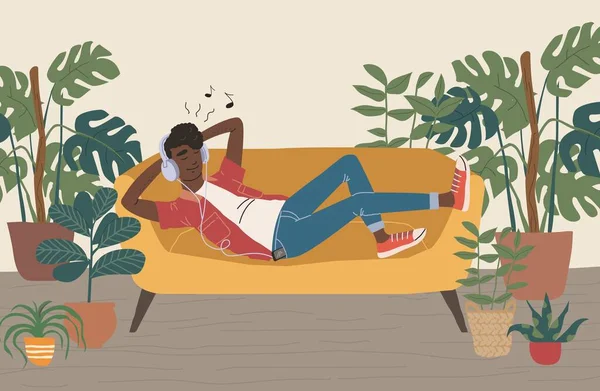 Homem negro afro-americano em fones de ouvido fica em um sofá e ouve música. Ilustração amante da música. — Vetor de Stock