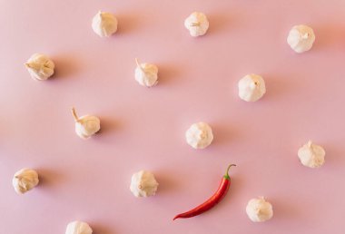 Kırmızı biberli, gülümseyen beyaz soğan deseni. En küçük arkaplan.