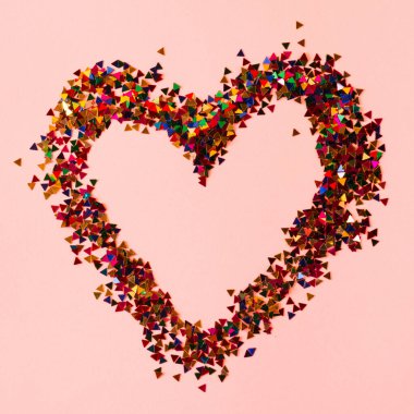 Sevgililer Günü 'nün kalbi küçük renkli cam parçalarından yapılmış. Güzel, canlı bir kopyalama uzayı.