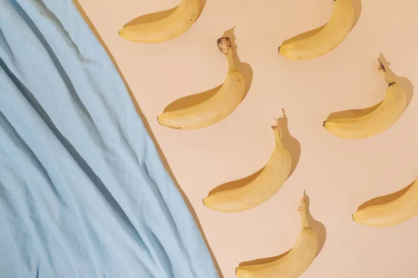 Pisang Kuning Sehat Dengan Latar Belakang Berpasir Dengan Handuk Biru — Stok Foto
