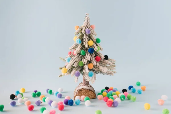 Pohon Natal Dengan Pom Bersemangat Dan Berwarna Warni Adegan Yang — Stok Foto