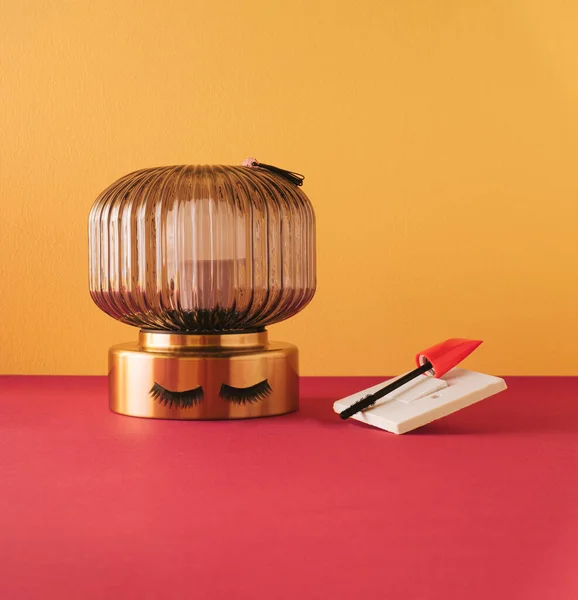Лампа Накладными Ресницами Тушью Выключателе Персиковый Желтый Фон — стоковое фото