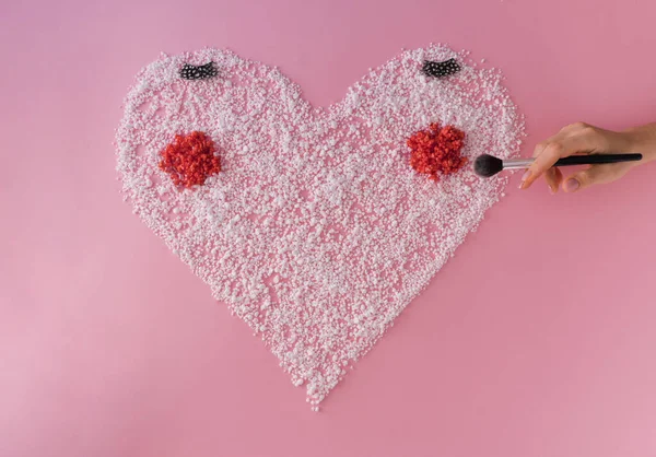 Hati Valentine Dengan Bulu Mata Dan Blush Merah Pada Latar — Stok Foto