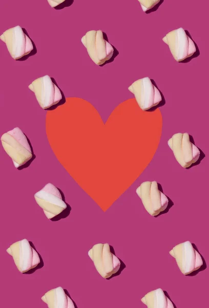 Pola Permen Dengan Satu Bentuk Hati Merah Tengah Valentine Hari — Stok Foto