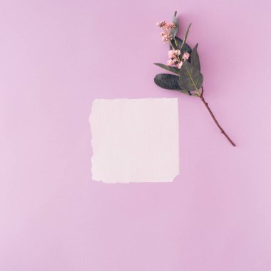 Pastel mor arka plandaki beyaz kağıt kart. Valentine 'ın aşk mektubu..