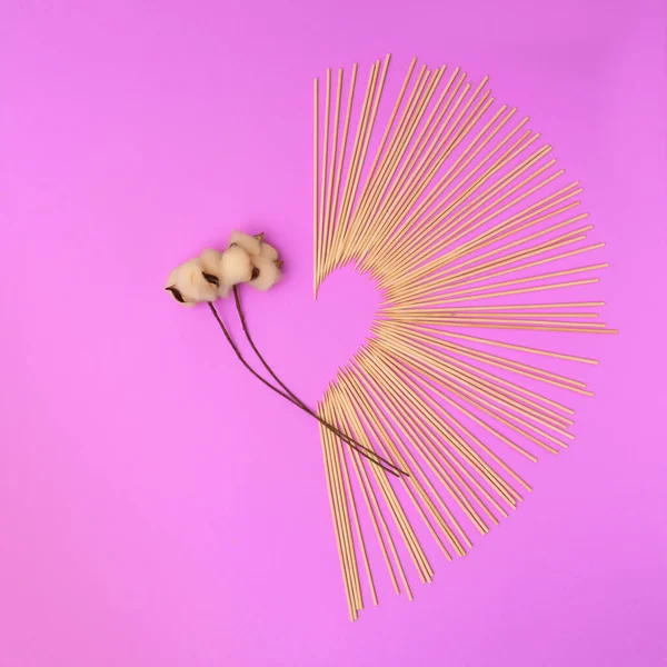 Kapas Lembut Dan Jantung Valentine Terbuat Dari Kayu Kecil Tongkat — Stok Foto