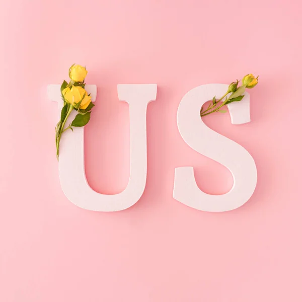 Firman Kami Dalam Warna Merah Muda Monokrom Dengan Mawar Kuning — Stok Foto