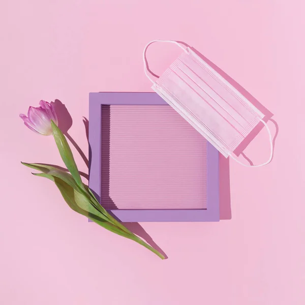 Фиолетовая Рамка Розовым Тюльпаном Розовой Защитной Маской Лица Мягком Патетическом — стоковое фото