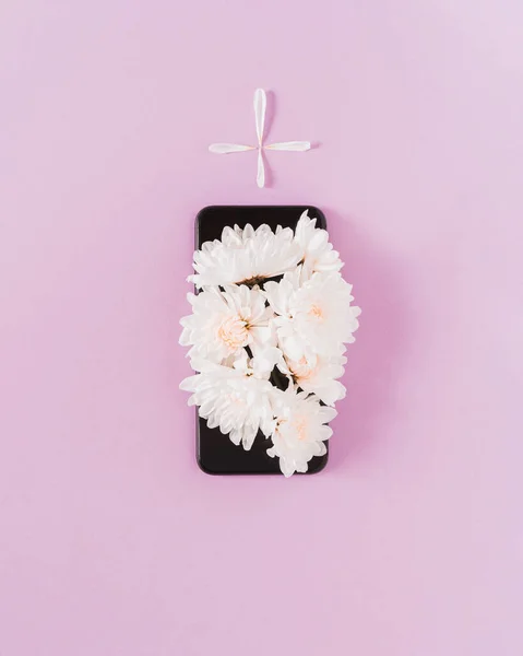 Bunga Daisy Putih Pada Telepon Hitam Menciptakan Bentuk Kuburan Konseptual — Stok Foto