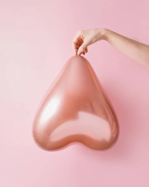 Tangan Memegang Balon Hologram Dalam Bentuk Hati Konsep Hari Valentine — Stok Foto