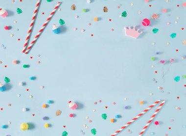 Çok parlak, renkli, neşeli ve iyimser bir daire, mutlu bir sahne. Doğum günü aksesuarları, büyüleyici yaratıcı boş alan.