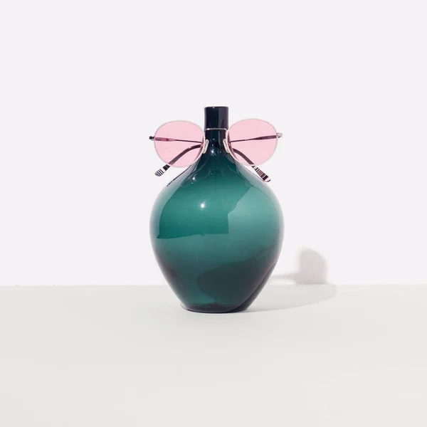 Türkis Gefärbte Vase Mit Rosa Brille Weichen Pastellhintergrund Minimale Konzeptkunst — Stockfoto