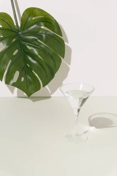 Big Monstera Leaf Glass Refreshment Bright Pastel Background Fancy Modern — Stock Photo, Image