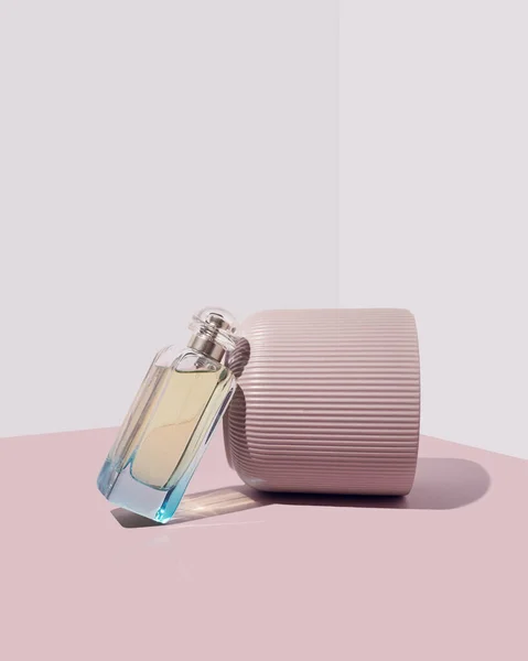 Botol Parfum Turquoise Dan Vas Pink Pastel Pada Latar Belakang — Stok Foto
