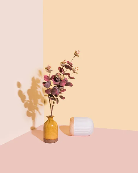 Vas Retro Oranye Yang Indah Dan Lampu Batu Putih Estetika — Stok Foto