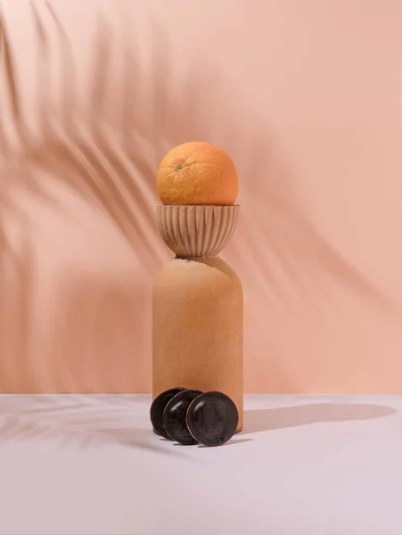 Vas Oranye Retro Indah Dengan Bayangan Daun Palem Dan Kue — Stok Foto